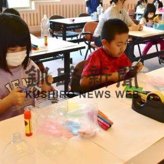 厚岸情報館で親子が工作など楽しむ【厚岸】(2023-06-24)