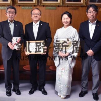 教育振興に活用を市に100万円寄付　歯科経営の長内さん【釧路市】(2023-07-01)