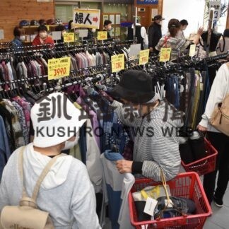 高齢者、笑顔で商品選び　音別で「きりんや」販売会【釧路市】(2023-06-03)