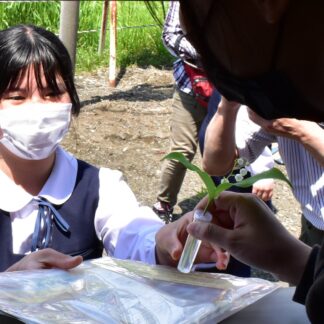 初夏の香り、列車乗客笑顔　厚床中すずらん贈り【根室市】(2023-06-09)