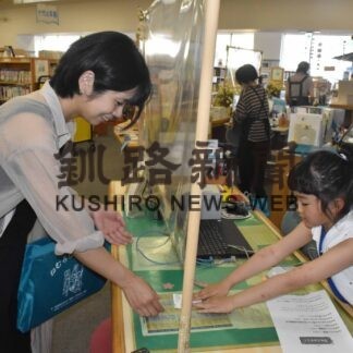 図書館のお仕事体験　本の貸し出しに挑戦【根室】(2023-07-20)