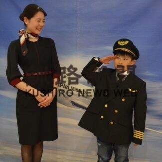 パイロットの制服に笑顔　イオン釧路でイベント【釧路町】(2023-07-16)