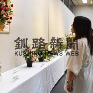生花と布で多彩に表現　リバティフラワー「花の協奏曲」作品展【釧路市】(2023-07-02)