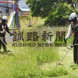伊藤建設、宝児童小公園などで草刈りやごみ拾い【根室】(2023-07-04)