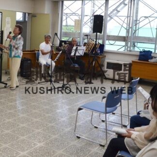 会員に歌い方指導　釧路地区民謡連合会が唄伴研修会【釧路町】(2023-07-22)