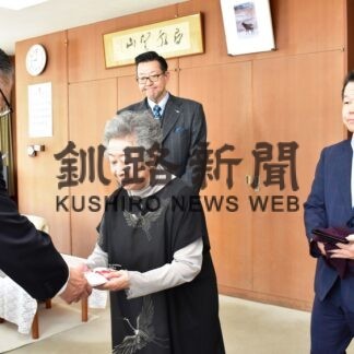 教育文化振興に役立てて　根室市に２００万円寄付　小林さん遺族【根室】(2023-07-17)