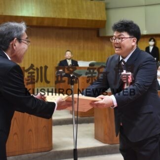 勤労意欲ある７人たたえる　青少年、障がい者表彰【釧路市】(2023-07-12)