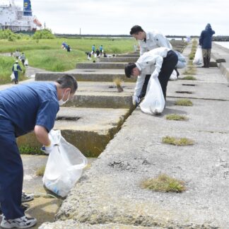釧路の港湾関係者、海の月で海岸清掃　ごみ１・２㌧回収【釧路市】(2023-07-06)