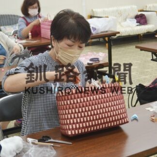 クラフトテープでバッグ作りに挑戦　公民館講座【白糠】(2023-07-02)