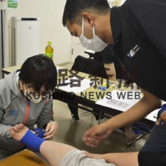 テーピングでけが予防　釧路市スポーツ少年団が研修会【釧路市】(2023-07-08)