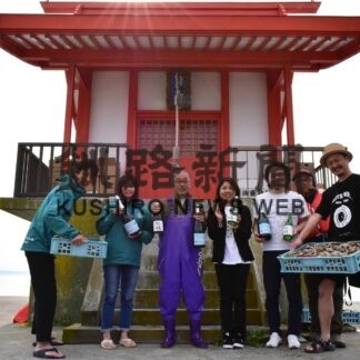 カキ生産、水産業界繁栄願う　牡蠣島弁天神社で祭典奉納実行委が参拝【厚岸】(2023-07-12)