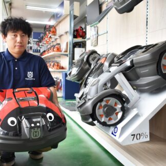 自動走行、スマホ操作も　芝刈り機販売店オープン【標茶】(2023-07-29)