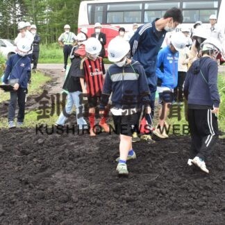 川北小、草地整備見学　酪農業に理解深める【標津】(2023-07-26)