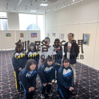 幣舞中美術部員の絵画力作１６点並ぶ　中央図書館【釧路市】(2023-07-23)