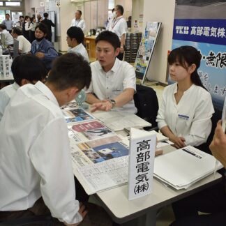 合同企業説明会で高校生熱心に聞き取り(2023-08-01)