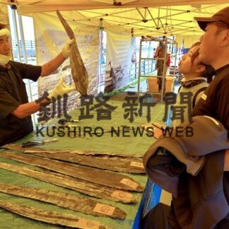 こんぶ加工体験盛況　生産者と交流も【羅臼】(2023-07-25)