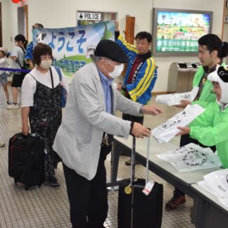ＦＤＡ今季初便が到着　宮崎の６６人出迎え【中標津】(2023-07-27)