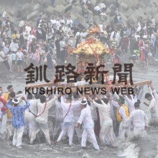海中みこし威勢よく　白糠厳島神社例大祭【白糠】(2023-07-24)