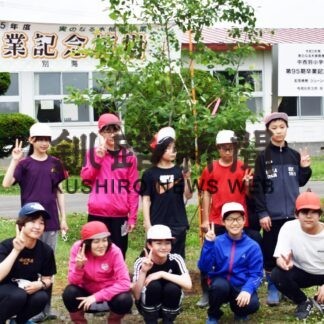 ジューンベリー 中西別小で植樹　町内７校卒業記念【別海】(2023-07-11)