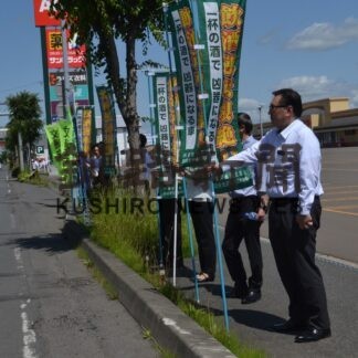 「旗の波」で交通安全訴え【釧路市】(2023-07-11)