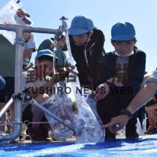 地震に備え応急給水　訓練で児童ら学ぶ【釧路市】(2023-07-14)