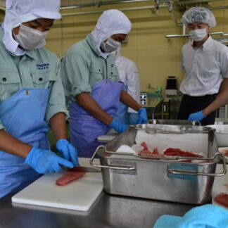 マグロ解体、調理に挑戦　厚岸翔洋高生が実習【厚岸】(2023-07-27)