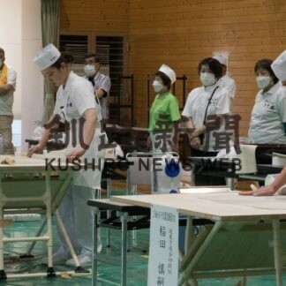 そば打ち全道目指し　道東予選に１３人【中標津】(2023-07-02)