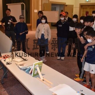 「学びの場」子供ら楽しく　大学生らがサポート、初講座、【標津】(2023-08-12)