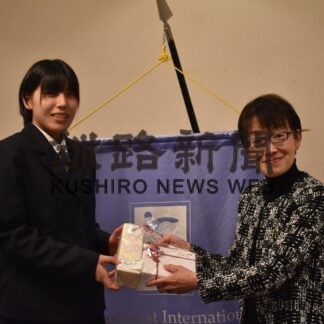 夢への意見交換で女子高生交流　髙橋（北陽２年）、山神（湖陵３年）さん参加【釧路市】_1(2023-08-16)