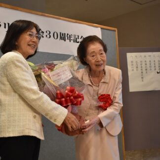 足立名誉会長に感謝状　市立美術館アートギャラリー協力会【釧路市】(2023-08-02)