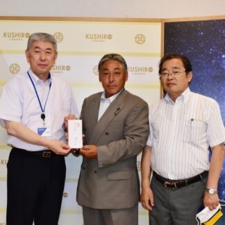 町教委に図書カード寄贈　湿原ライオンズク【釧路町】(2023-08-06)