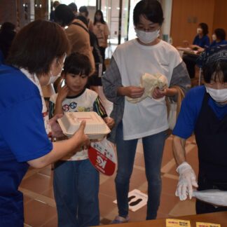 こども食堂盛況　道内企業が協力【根室】(2023-08-07)