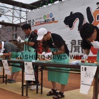 根室かに祭り、早喰い競争真剣【根室】(2023-08-28)