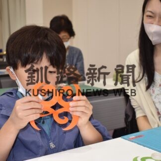 アイヌ文様切り絵で制作　釧路文学館で教室【釧路市】(2023-08-19)