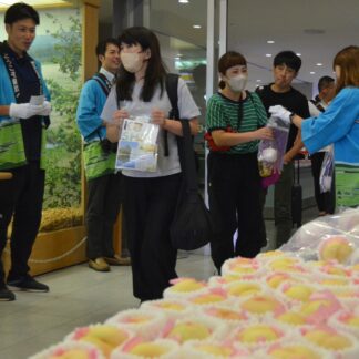 乗客に桃プレゼント　ピーチ就航５周年【釧路市】(2023-08-03)