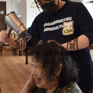 高齢者と交流、業務体験　中標津農高ボランティア部が地域活動再開【中標津】(2023-08-13)