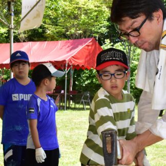 まき割り「楽しい」　木育木工、親子で学ぶ【根室】(2023-08-02)