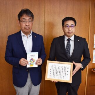 こども手帳など市教委に寄贈　日本公衆電話会道支部【釧路市】(2023-08-06)