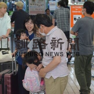 久々の再会に笑顔　駅や空港帰省ラッシュ【釧路市】(2023-08-11)