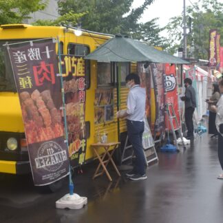 道内グルメ、縁日に笑顔　９日まで釧東高生企画のイベント【釧路市】(2023-08-08)