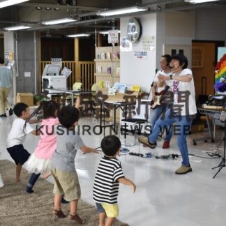 臨場感ある朗読、音楽満喫　パパ's絵本プロジェクトのライブ復活【釧路市】(2023-08-31)