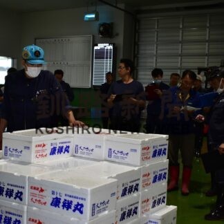 サンマ初水揚げ１㌔最大１４万円_1(2023-08-20)