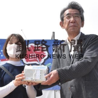 市に緊急告知ラジオ寄贈　エフエムくしろ【釧路市】(2023-08-13)