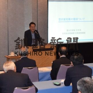 市議ら空き家対策学ぶ　国交省・住環境整備室長が講話【釧路市】(2023-08-16)