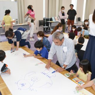 動物の絵思い思いに　親子連れにぎわう　中央図書館ワークショップ【釧路市】(2023-08-07)