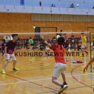 ダブルスでシャトル追う　バドミントン釧路市秋季体育祭【釧路町】(2023-08-22)