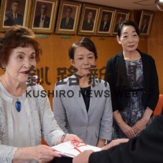 北海盆踊りを応援　華実の会１０万円寄付【釧路市】(2023-08-15)