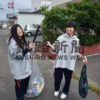 釧東高清掃１年生８０人、学校周辺清掃活動【釧路町】(2023-09-28)