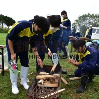 火おこしにも挑戦　霧多布高が浜中学実習【浜中】(2023-09-25)
