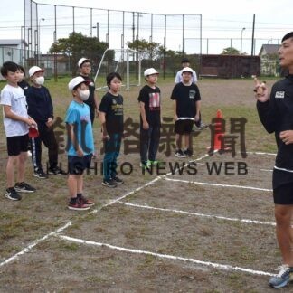 スポーツ教室で児童らに走り方指導【根室】(2023-09-29)